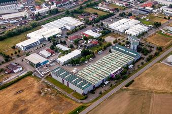 Firmengelände der FREYLER Industriebau Unternehmensgruppe mit Hallen, Firmengebäuden und Produktionsstätten in Kenzingen im Bundesland Baden-Württemberg, Deutschland