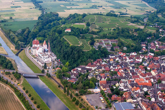 Palais des Schloss Messmer Foundation und Kunsthalle am Grossherzog-Leopold-Platz in Riegel am Kaiserstuhl im Bundesland Baden-Württemberg, Deutschland