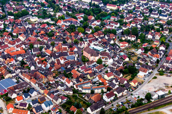 Kirchengebäude der St. Martin Kirche im Altstadt- Zentrum der Innenstadt in Riegel am Kaiserstuhl im Bundesland Baden-Württemberg, Deutschland