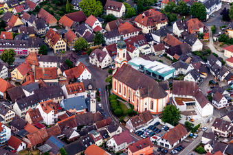 Luftbild von Kirchengebäude der St. Martin Kirche im Altstadt- Zentrum der Innenstadt in Riegel am Kaiserstuhl im Bundesland Baden-Württemberg, Deutschland