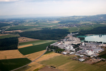 Baustoffmischwerk der Birkenmeier Stein+Design in der Kiesgrube Breisach am Rhein-Niederrimsingen im Ortsteil Niederrimsingen in Breisach am Rhein im Ortsteil Oberrimsingen im Bundesland Baden-Württemberg, Deutschland von oben