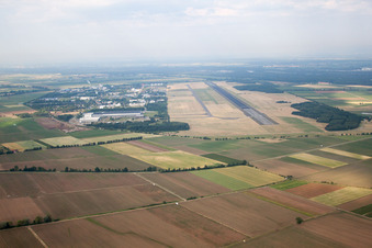 Luftbild von Start- und Landebahn mit Rollfeldgelände des Flugplatz Bremgarten im Ortsteil Tunsel in Eschbach im Bundesland Baden-Württemberg, Deutschland