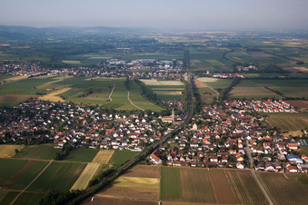 Ortsansicht der Straßen und Häuser der Wohngebiete in Eschbach im Bundesland Baden-Württemberg, Deutschland