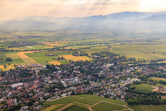 Ortsansicht aus Südwesten mit St. Bartholomäus in Heitersheim im Bundesland Baden-Württemberg, Deutschland