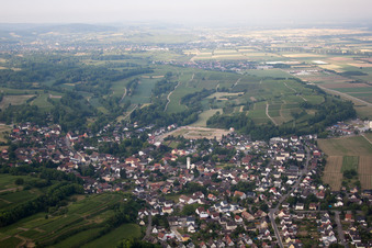 Ortsansicht der Straßen und Häuser der Wohngebiete in Buggingen im Bundesland Baden-Württemberg, Deutschland