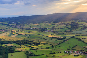Acker- und Wiesenlandschaft in Grebenhain im Bundesland Hessen, Deutschland