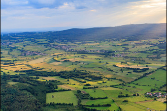 Luftbild von Acker- und Wiesenlandschaft in Grebenhain im Bundesland Hessen, Deutschland