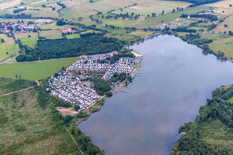 Wohnwagen und Zelte- Campingplatz - und Zeltplatz Surfsport Vogelsberg - Windsurfen Niedermooser Teich im Ortsteil Nieder-Moos in Freiensteinau im Bundesland Hessen, Deutschland
