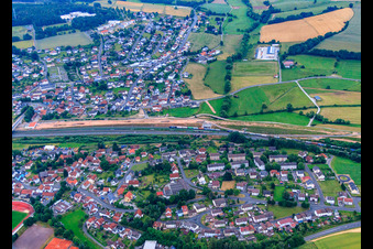 Ortsansicht mit Bahngleisen aus Nordwesten im Ortsteil Opperz in Neuhof im Bundesland Hessen, Deutschland