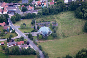 Luftaufnahme von Kirche Hl. Kreuz im Ortsteil Welkers in Eichenzell im Bundesland Hessen, Deutschland