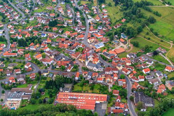 Dorfansicht aus Nordwesten mit Marktplatz in Poppenhausen im Bundesland Hessen, Deutschland