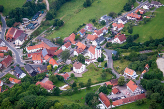 Kirchengebäude im Dorfkern im Ortsteil Kleinsassen in Hofbieber im Bundesland Hessen, Deutschland
