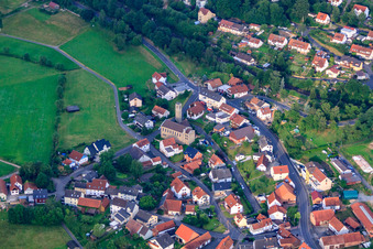 Luftbild von Kirche St. Bartholomäus u. Jakobus, Steinau in Petersberg im Bundesland Hessen, Deutschland
