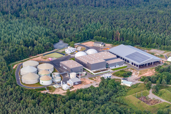 Luftbild von Gebäude und Produktionshallen auf dem Werksgelände des Chemieproduzenten Biothan GmbH im Ortsteil Kleinlüder in Großenlüder im Bundesland Hessen, Deutschland