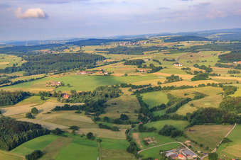 Wiesen und Felder im Ortsteil Hauswurz in Neuhof im Bundesland Hessen, Deutschland