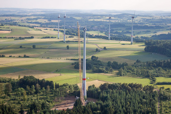 Baustelle zur Windrad- Turm Montage in Freiensteinau im Bundesland Hessen, Deutschland