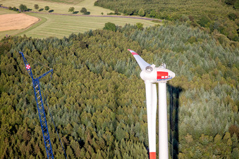 Luftbild von Baustelle zur Windrad- Turm Montage in Freiensteinau im Ortsteil Reichlos im Bundesland Hessen, Deutschland