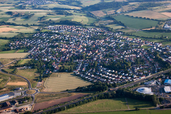 Ortsansicht der Straßen und Häuser der Wohngebiete in Gelnhausen im Bundesland Hessen, Deutschland