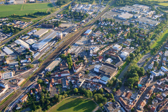 Bahnhof mit   Raiffeisen Waren - Agrar und Berufliche Schulen des Main-Kinzig-Kreises in Gelnhausen im Bundesland Hessen, Deutschland