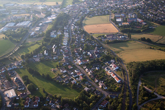 Ortsansicht der Straßen und Häuser der Wohngebiete in Büdingen im Bundesland Hessen, Deutschland