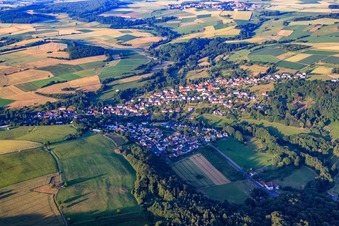 Luftbild von Dorfansicht aus Westen im Ortsteil Rinderbügen in Büdingen im Bundesland Hessen, Deutschland