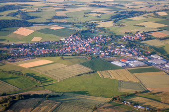 Dorf - Ansicht am Rande von landwirtschaftlichen Feldern und Nutzflächen in Kefenrod im Bundesland Hessen, Deutschland