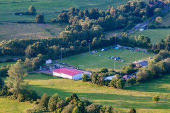 Fussballplatz mit Zeltlager im Ortsteil Burkhards in Schotten im Bundesland Hessen, Deutschland