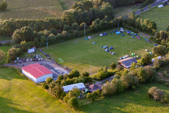 Luftbild von Fussballplatz mit Zeltlager im Ortsteil Burkhards in Schotten im Bundesland Hessen, Deutschland
