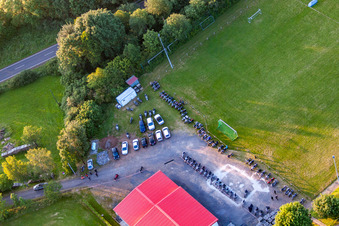 Luftaufnahme von Fussballplatz mit Zeltlager im Ortsteil Burkhards in Schotten im Bundesland Hessen, Deutschland