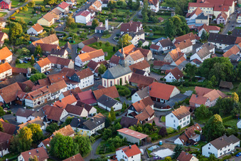 Kirche in der Ortsmitte im Ortsteil Burkhards in Schotten im Bundesland Hessen, Deutschland