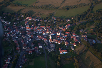 Luftbild von Dorf - Ansicht am Rande von landwirtschaftlichen Feldern und Nutzflächen in Breungeshain in Schotten im Bundesland Hessen, Deutschland