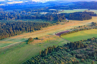 Luftaufnahme von Landebahn des Segelfluggelände Hoherodskopf im Ortsteil Breungeshain in Schotten im Bundesland Hessen, Deutschland