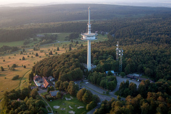 Funkturm und Sendeanlage, Sommerrodelbahn, Waldparkplatz und Ausflugslokal auf der Kuppe des Berg Hoherodskopf in Schotten im Ortsteil Breungeshain im Bundesland Hessen, Deutschland