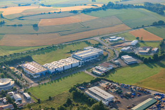 Gewerbegebiet Buchrasen III mit Staatlicher Mineralbrunnen AG in Oberleichtersbach im Bundesland Bayern, Deutschland