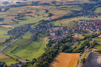 Dorf - Ansicht am Rande von landwirtschaftlichen Feldern und Nutzflächen in Oberleichtersbach im Bundesland Bayern, Deutschland