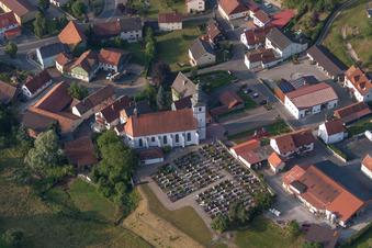 Grabreihen auf dem Gelände des Friedhofes und Kirche in Oberleichtersbach im Bundesland Bayern, Deutschland