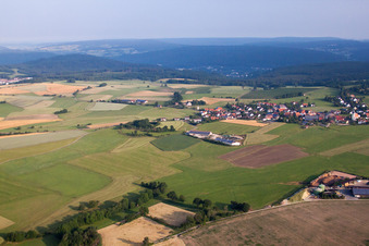 Luftbild von Dorfansicht im Ortsteil Breitenbach in Oberleichtersbach im Bundesland Bayern, Deutschland