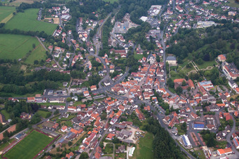 Ortsansicht der Straßen und Häuser der Wohngebiete in Gersfeld (Rhön) im Bundesland Hessen, Deutschland