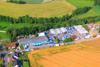 Luftbild von Gebäude und Produktionshallen auf dem Werksgelände der Zelte-Walter GmbH im Ortsteil Hattenhof in Neuhof im Bundesland Hessen, Deutschland