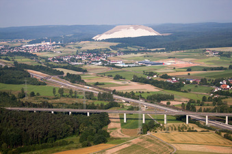Monte Kali bei Neuhof hinter der Südlichen Fliedetalbrücke für die Bahn über die A66 im Ortsteil Hattenhof im Bundesland Hessen, Deutschland