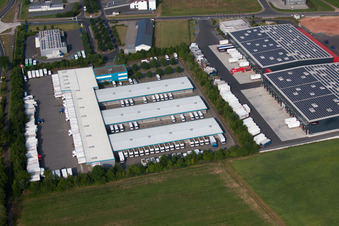 Industriegebiet mit dem DPD Depot im Ortsteil Dorfborn in Neuhof im Bundesland Hessen, Deutschland