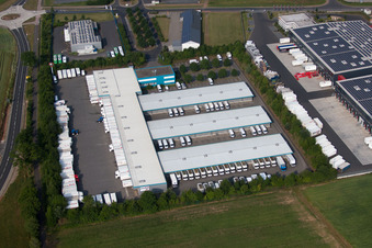 Luftbild von Industriegebiet mit dem DPD Depot im Ortsteil Dorfborn in Neuhof im Bundesland Hessen, Deutschland