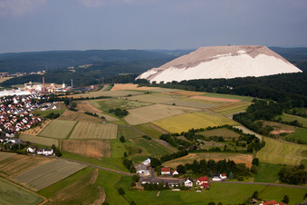 Gelände der Bergbau- Halde zur Kali- und Salzgewinnung im Ortsteil Dorfborn in Neuhof im Bundesland Hessen, Deutschland