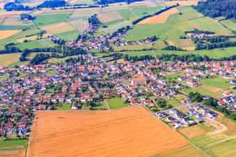 Ortskern mit kathol. Kirche Mariae Himmelfahrt im Ortsteil Rommerz in Neuhof im Bundesland Hessen, Deutschland