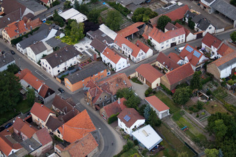 Ortsteil Bobenheim in Bobenheim-Roxheim im Bundesland Rheinland-Pfalz, Deutschland aus der Drohnenperspektive
