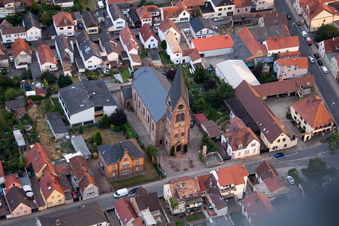 St. Laurentius im Ortsteil Bobenheim in Bobenheim-Roxheim im Bundesland Rheinland-Pfalz, Deutschland