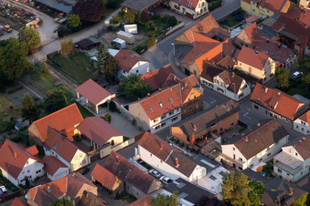 Ortsteil Bobenheim in Bobenheim-Roxheim im Bundesland Rheinland-Pfalz, Deutschland aus der Drohnenperspektive