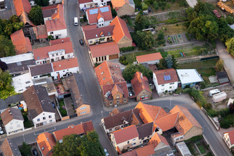 Schrägluftbild von Ortsteil Bobenheim in Bobenheim-Roxheim im Bundesland Rheinland-Pfalz, Deutschland