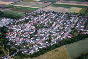 Ortsansicht der Straßen und Häuser der Wohngebiete in Bobenheim-Roxheim im Bundesland Rheinland-Pfalz, Deutschland von oben