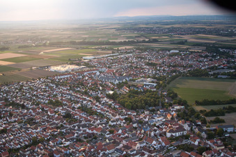 Drohnenaufname von Ortsteil Roxheim in Bobenheim-Roxheim im Bundesland Rheinland-Pfalz, Deutschland